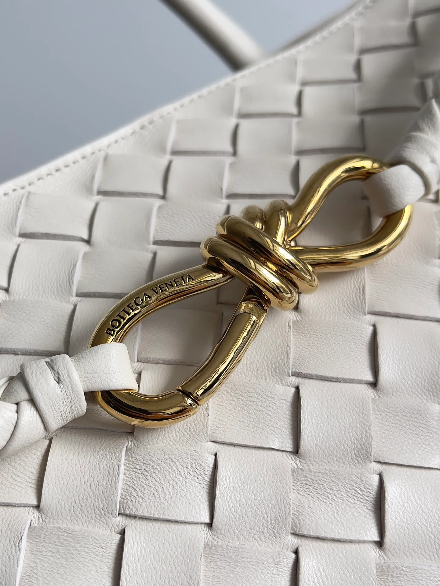 Batch 3760 Recently, the same style of bag that celebrities love is both high-end and practical. Michelle Yeoh, Kim Namjoon, Jing Boran, Tong Liya, Sun Qian, Wu Qianyu, Du Juan, Ma Yili and Bai Baihe are all carrying Bottega Veneta summer series Andiamo handbags. Andiamo has a simple structure and rounded lines. The whole piece is made of Nappa leather. It is comfortable, soft and dynamic. It adds interest to daily life and can be easily matched with various styles. Andiamo handbags are available in three sizes: small, medium and large. There are many colors to choose from, which can meet different needs. You can really carry it whether it is daily or attending events. Style number: 743575 Size: 45*22*34 including handle height 44cm